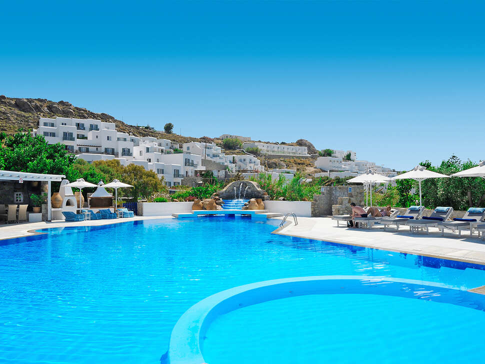 Ein Foto vom Pool im Hotel Kamari Beach