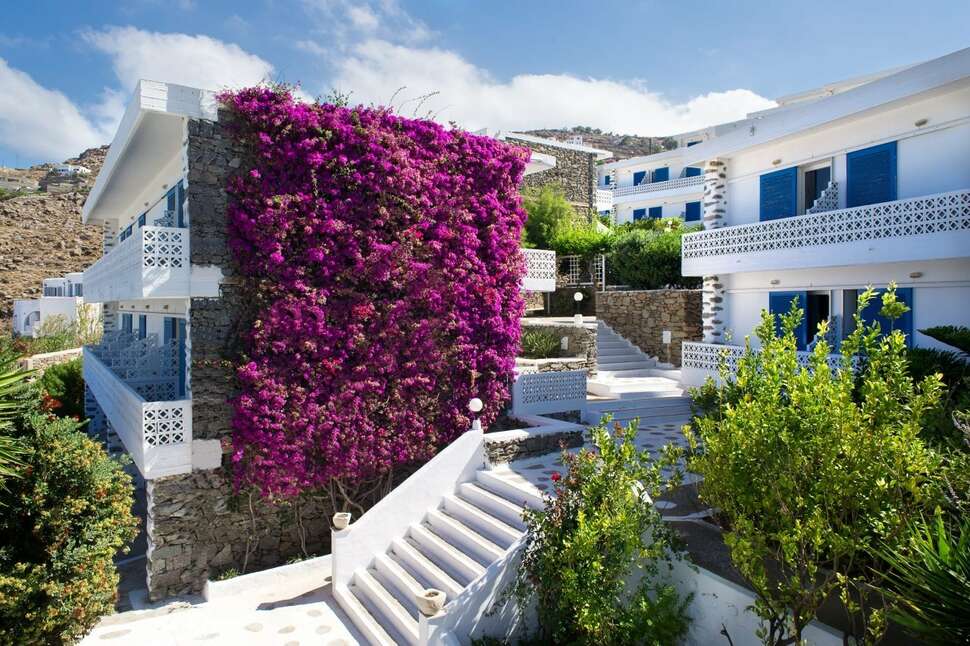 Een foto van de buitenkant van The Alkistis Hotel