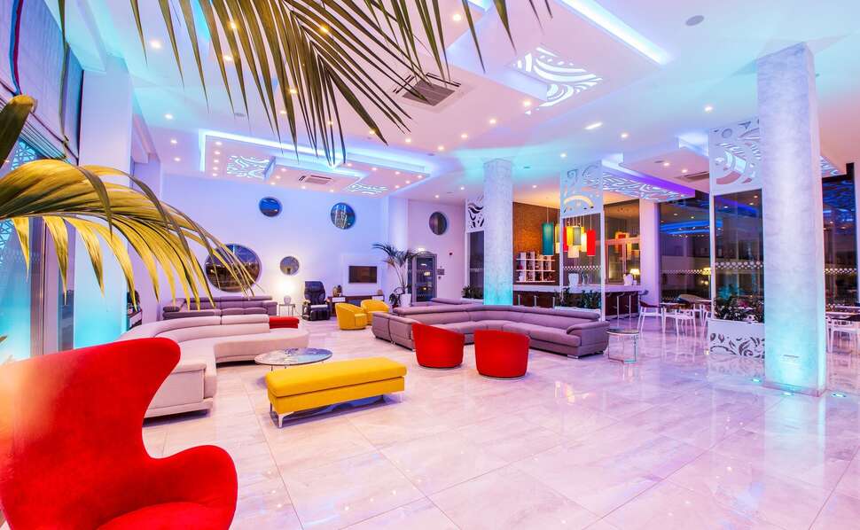 Een foto van het interieur van Nicholas Color Hotel
