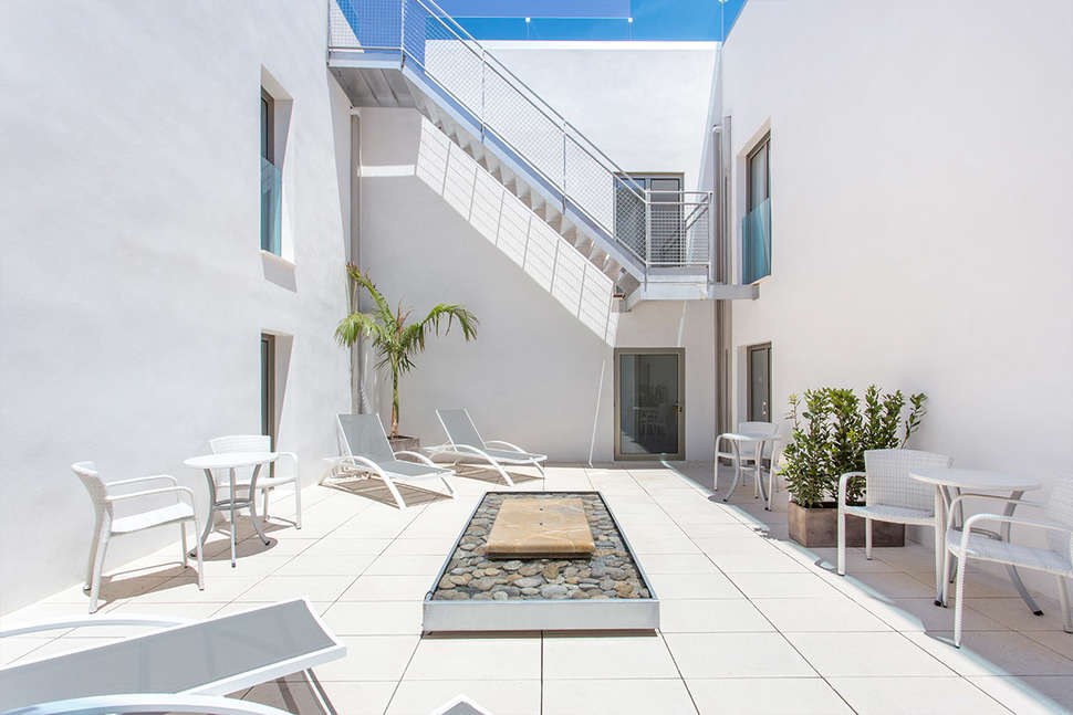 Een foto van het terras bij Som Llaut Boutique Hotel