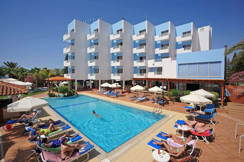 Ein Foto vom Pool im Okeanos Beach Boutique Hotel
