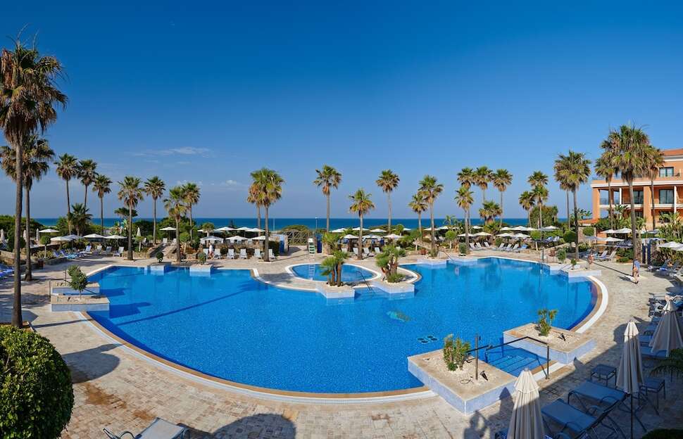 Een foto van het zwembad bij Hipotels Barrosa Palace & Spa