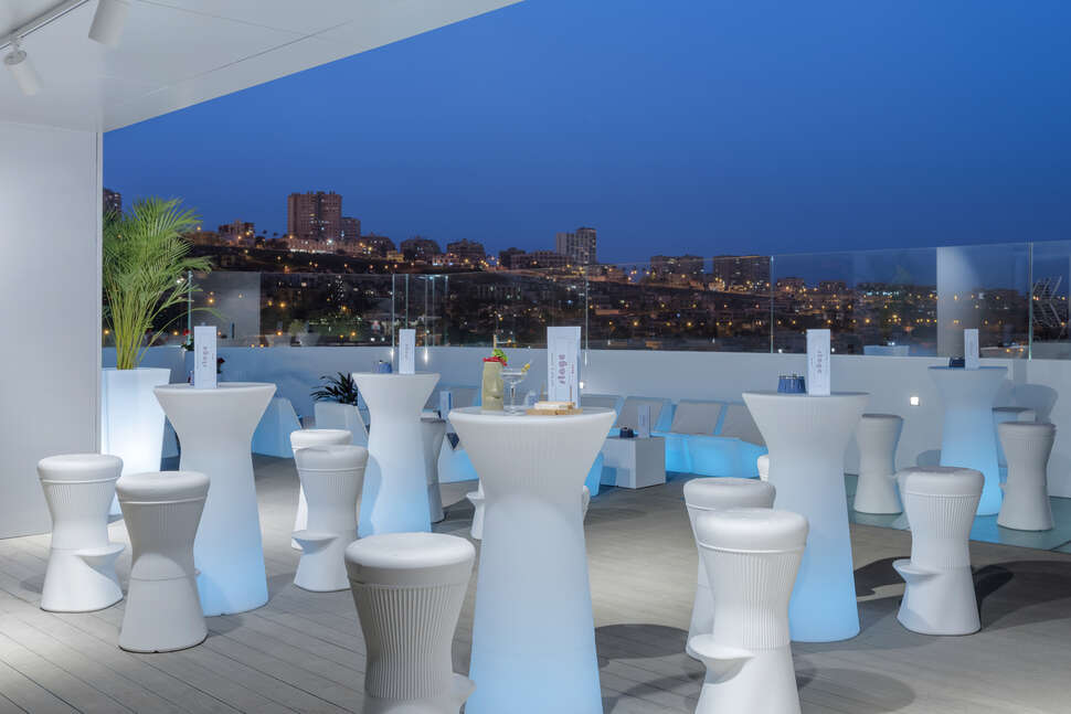 Een foto van het terras bij Occidental Las Palmas