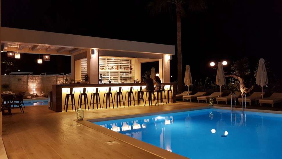 Ein Foto vom Pool im Airis Boutique & Suites