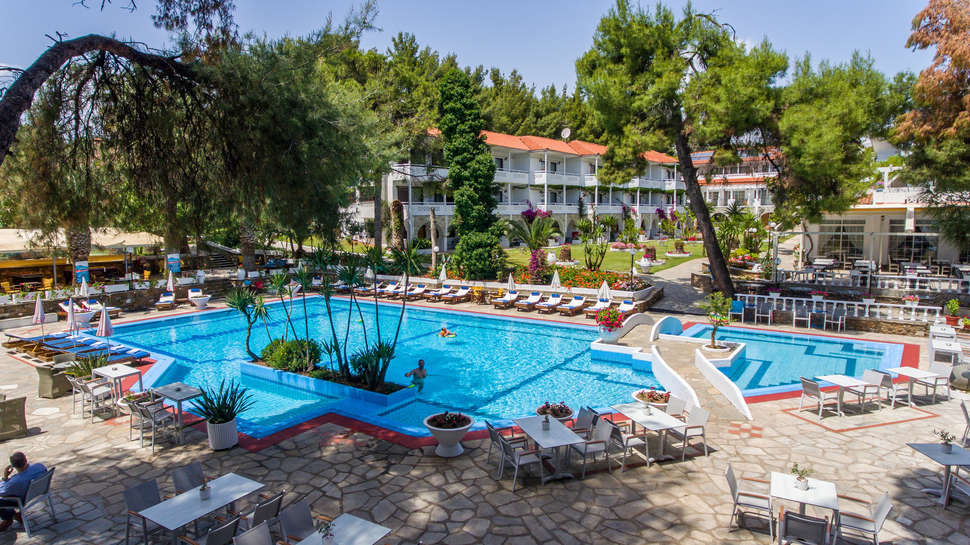 Een foto van het zwembad bij Porfi Beach Hotel