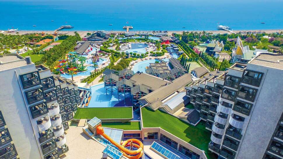 Een foto van de buitenkant van Limak Lara Deluxe Hotel & Resort