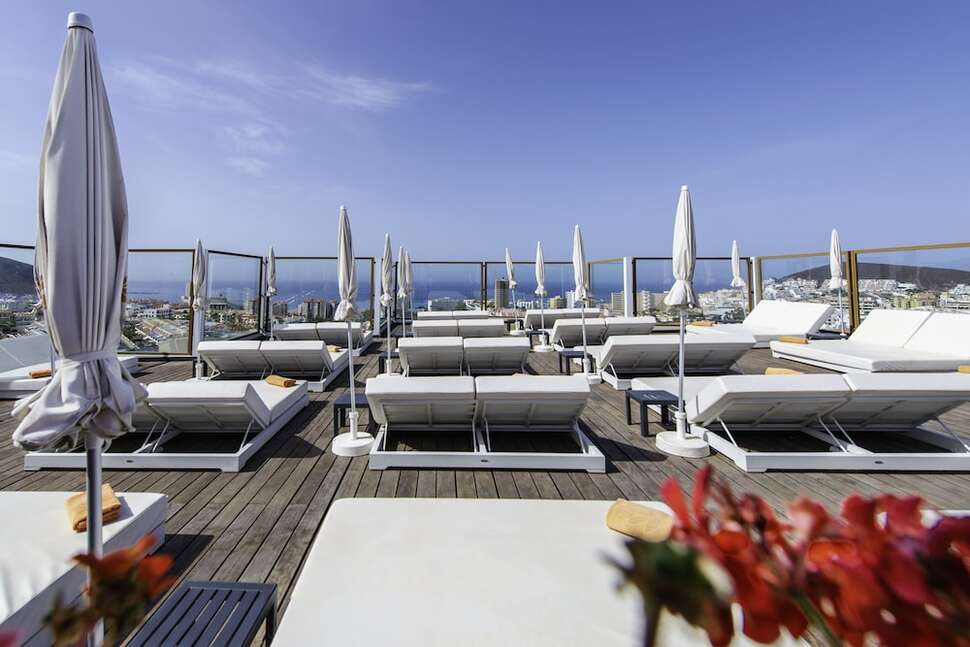 Een foto van het terras bij Paradise Park Fun Lifestyle Hotel