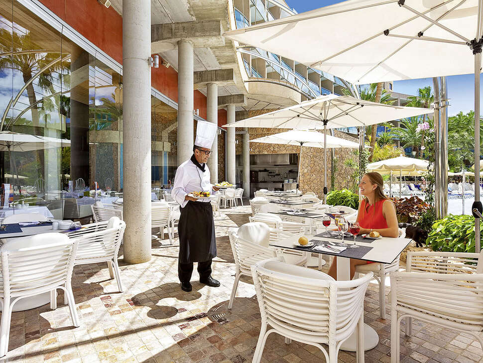 Een foto van het terras bij MUR Hotel Faro Jandia
