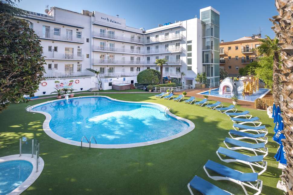 Een foto van het zwembad bij GHT Balmes Hotel Aparthotel & Splash