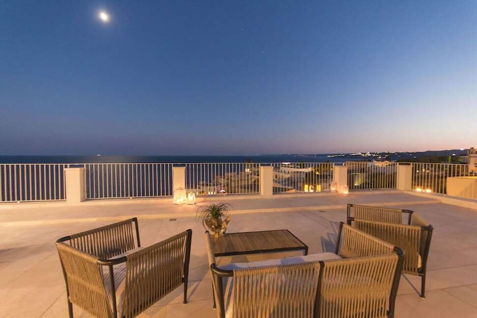 Een foto van het terras bij Est Hotel