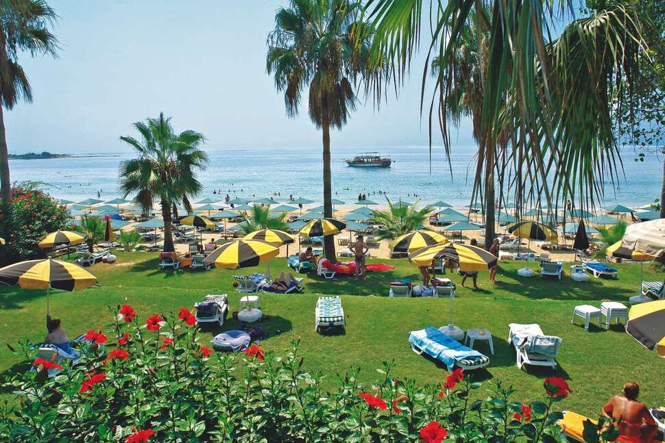 Een foto van het terras bij Antik Garden Hotel