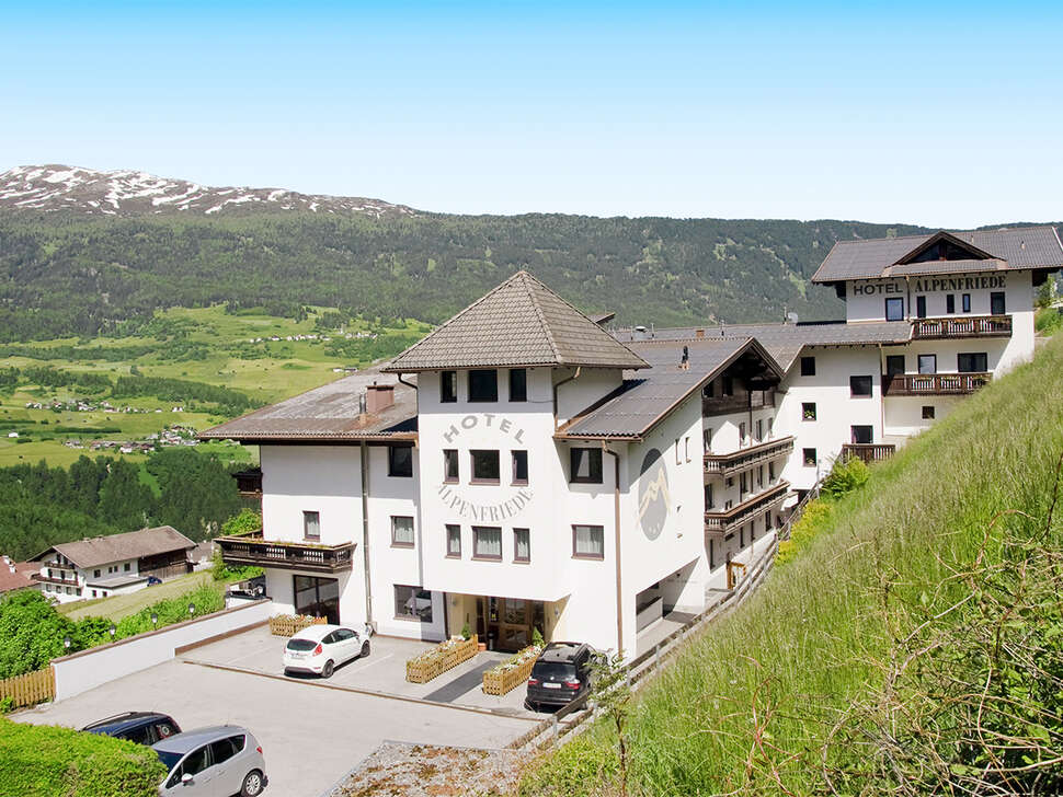 Een foto van de buitenkant van Hotel Alpenfriede