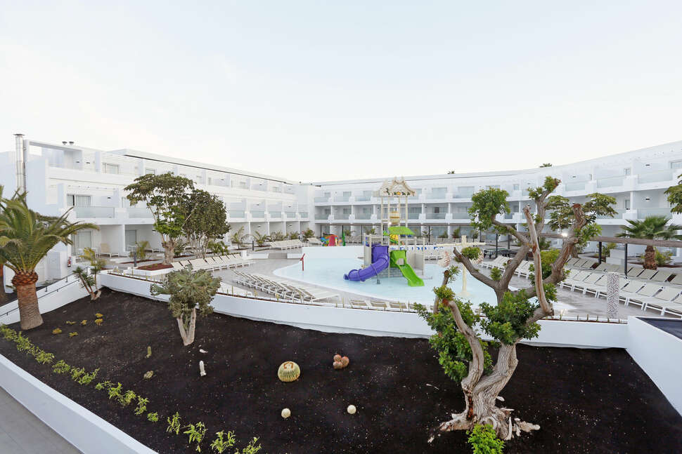 Een foto van het zwembad bij Sentido Aequora Lanzarote Suites