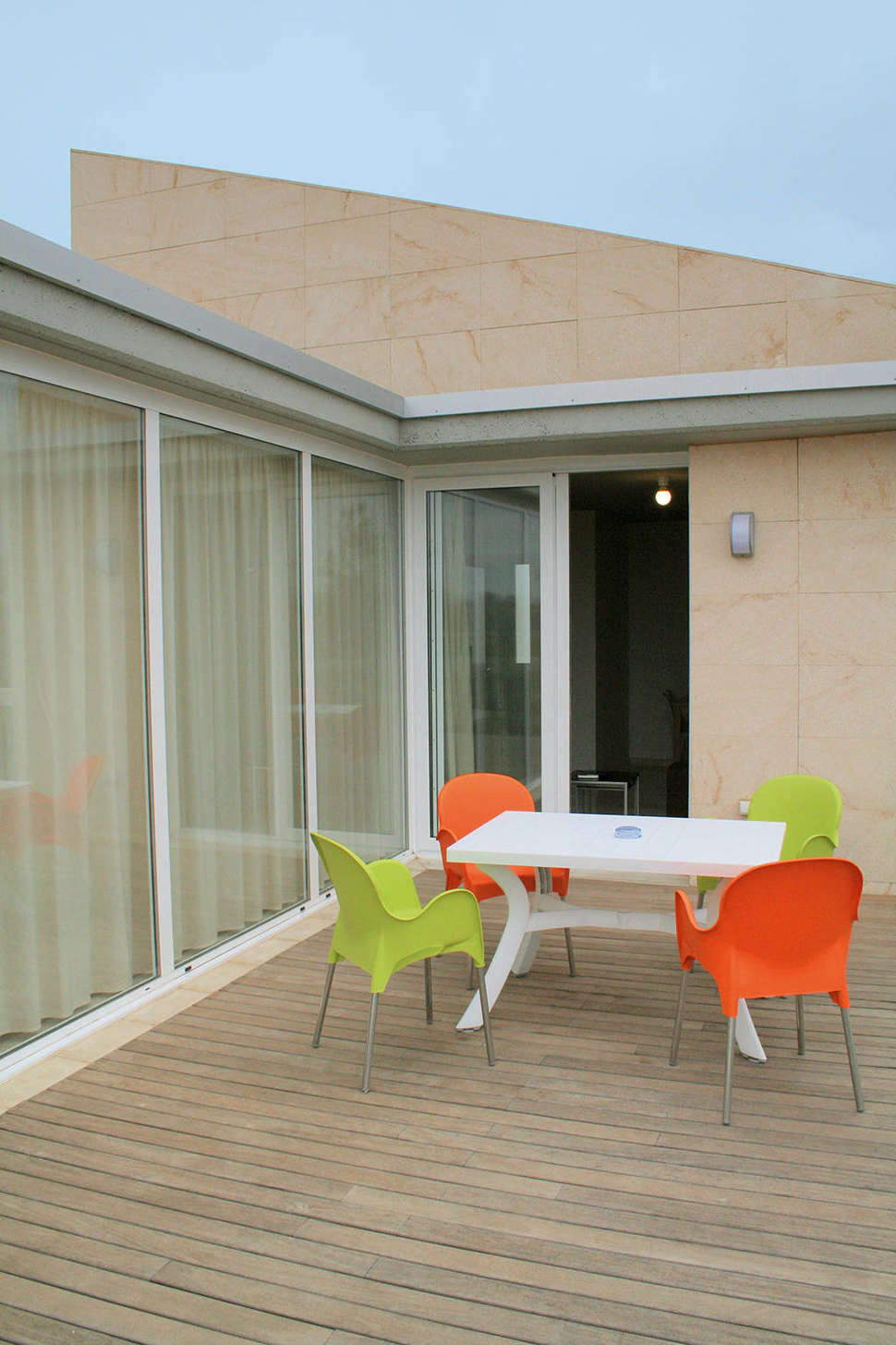 Een foto van het terras bij L'Escala Resort