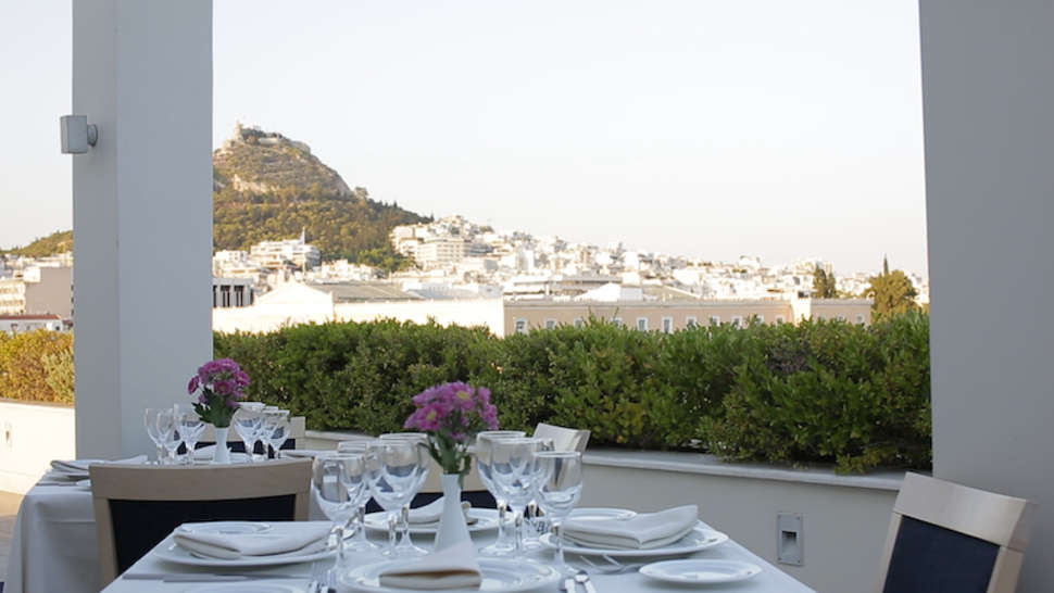 Een foto van het terras bij Amalia Hotel Athens