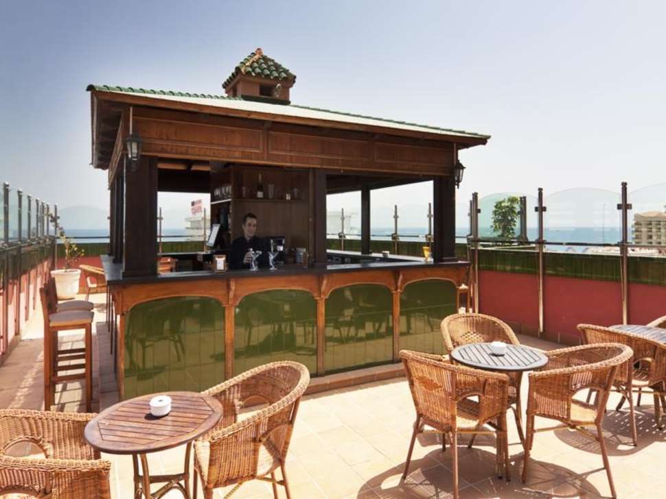 Een foto van het terras bij Hotel Fenix Torremolinos