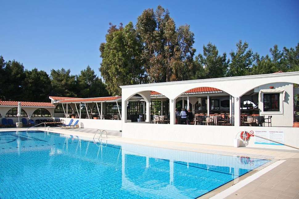 Een foto van het zwembad bij Mouikis Sun Village
