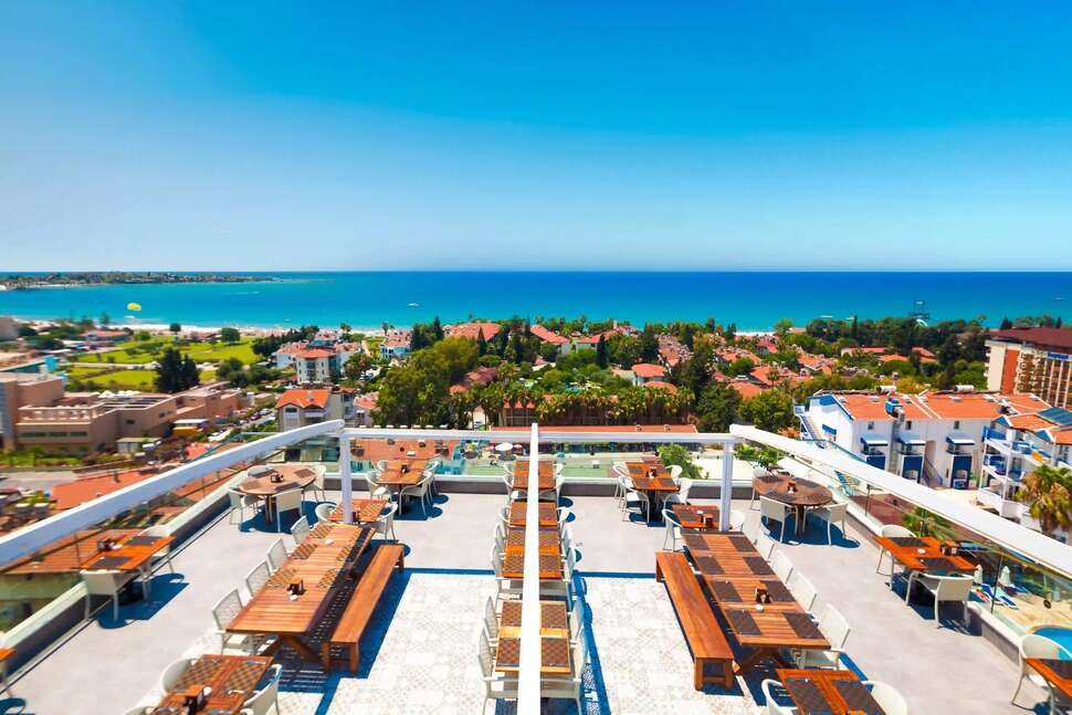 Een foto van het terras bij Side Su Hotel