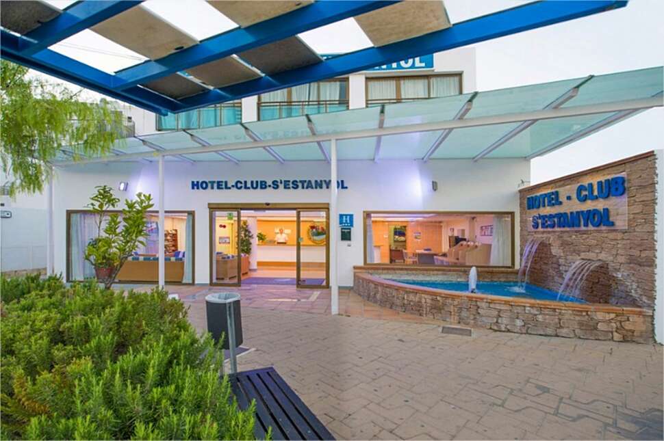 Een foto van de buitenkant van Hotel Vibra S'Estanyol