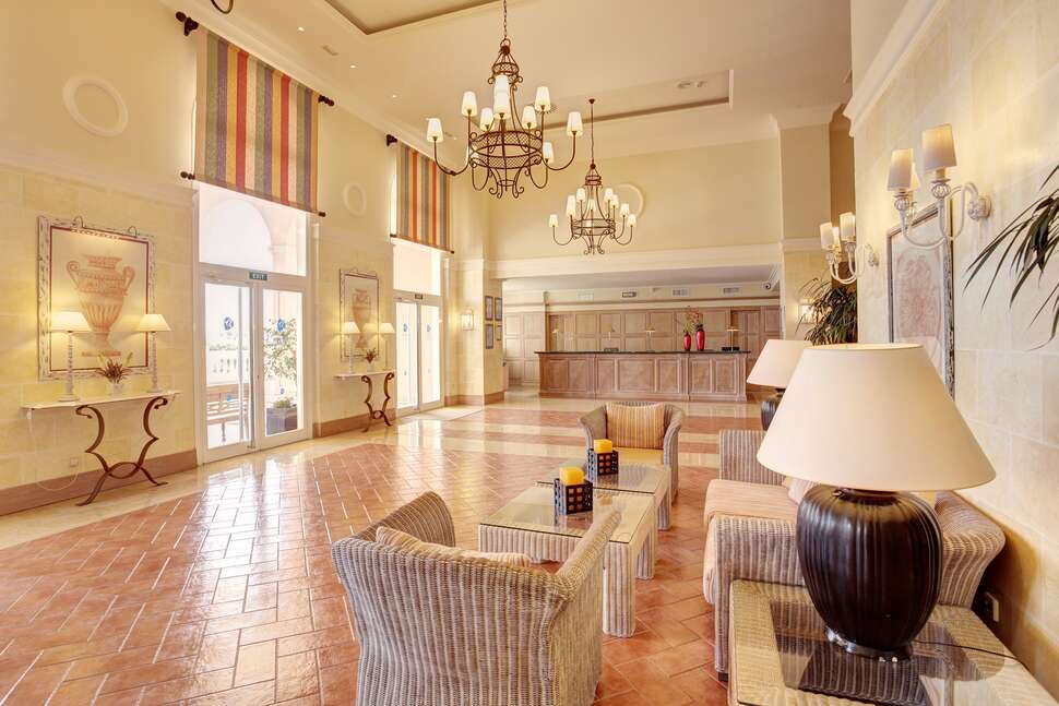 Een foto van het interieur van Grupotel Macarella Suites & Spa