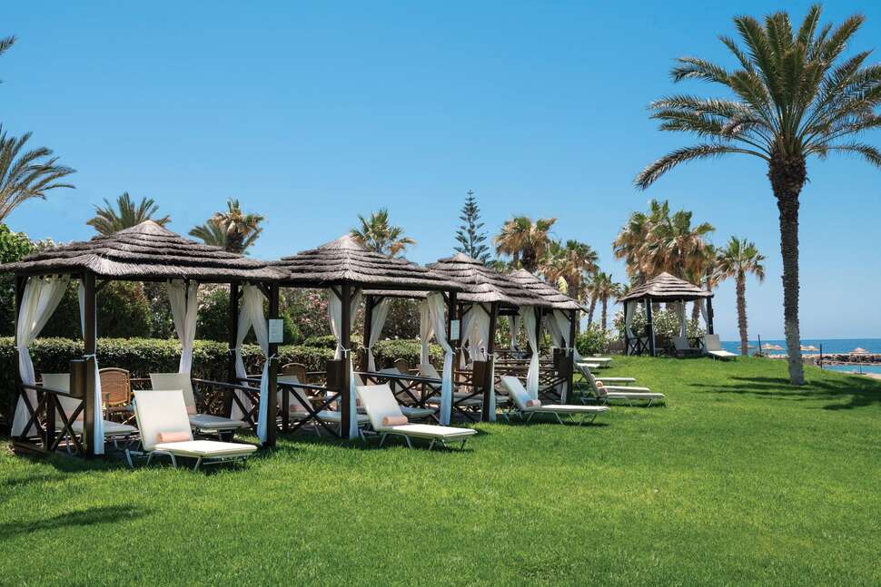 Een foto van het terras bij Constantinou Bros Athena Beach Hotel