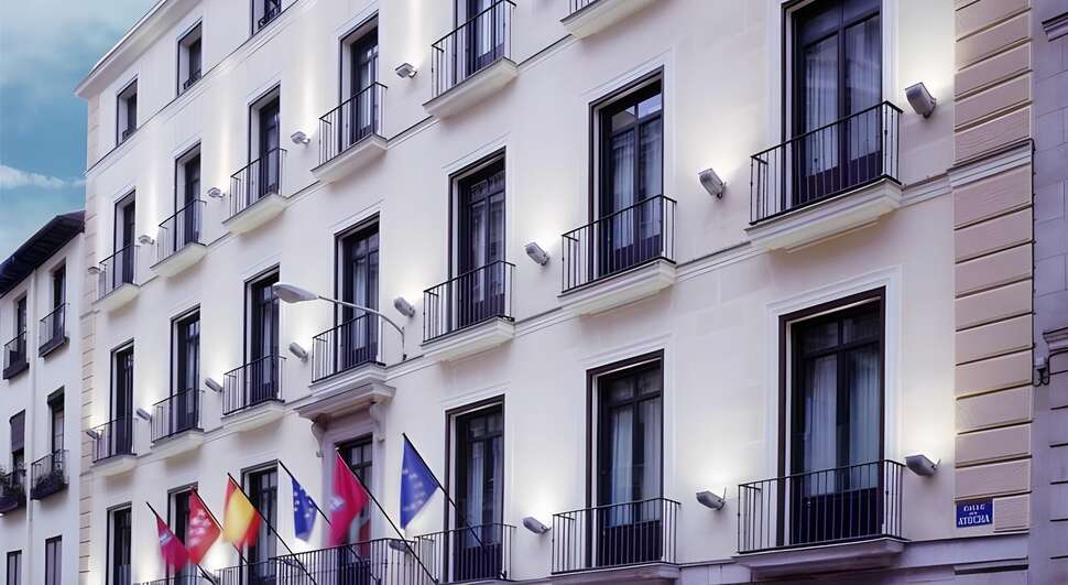 Ein Foto von der Außenansicht des Catalonia Puerta del Sol