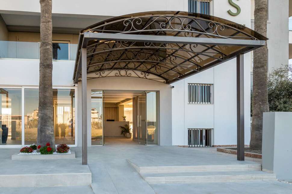 Een foto van de buitenkant van Nicolas Grand Suites