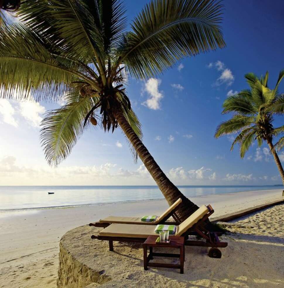Een foto van het terras bij Sultan Sands Islands Resort