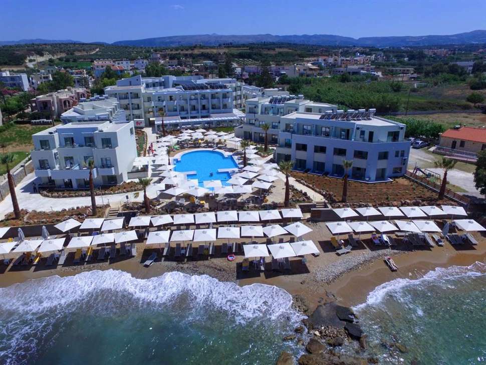 Een foto van het zwembad bij Harmony Rethymno Beach Hotel