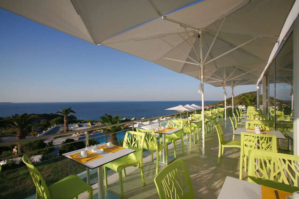 Een foto van het terras bij Princessa Riviera Resort