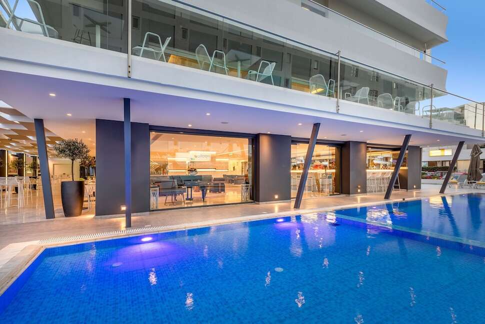 Ein Foto vom Pool im Mercure Rhodes Alexia Hotel & Spa