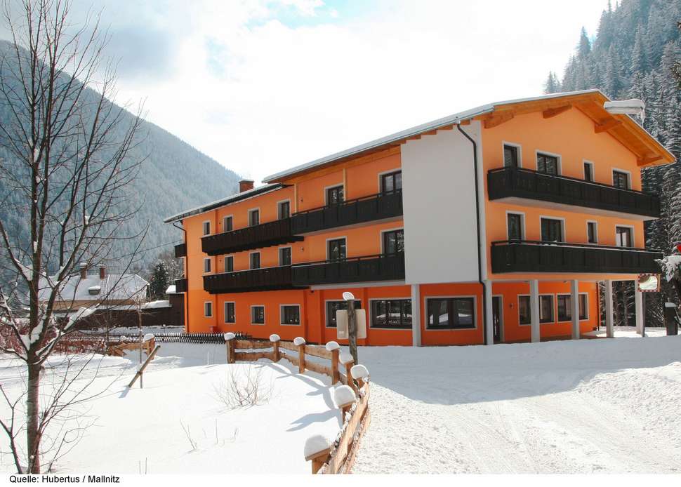 Een foto van de buitenkant van Hotel Hubertus Mallnitz