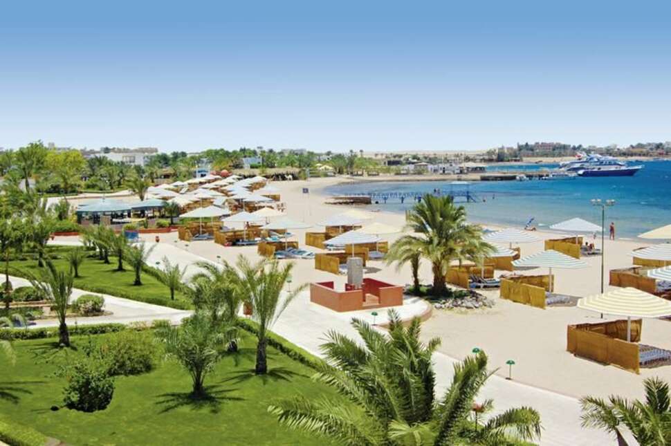 Een foto van het strand bij Menaville Resort