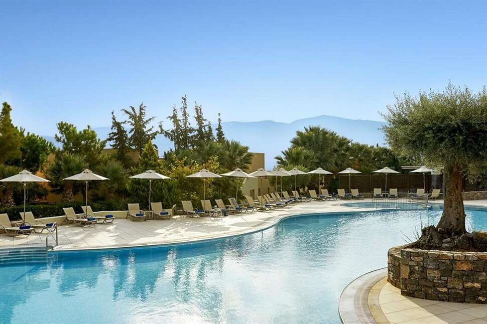Een foto van het zwembad bij Village Heights Resort
