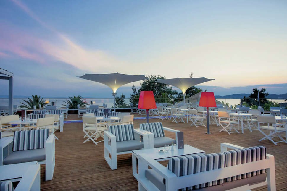 Een foto van het terras bij Alexandra Beach Thassos Spa Resort