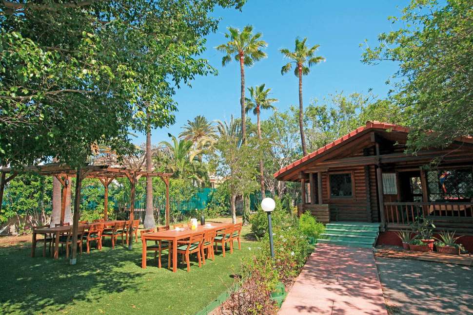 Een foto van het terras bij Artemisa Gay Bungalows