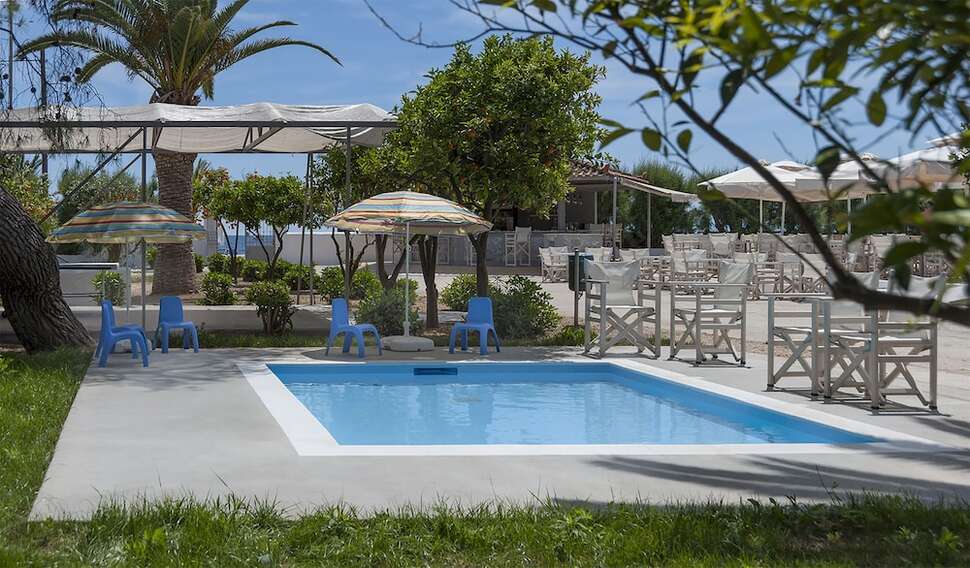 Een foto van het zwembad bij The Grove Seaside Hotel