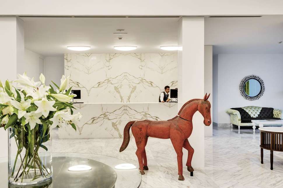 Een foto van het interieur van Barcelo Teguise Beach