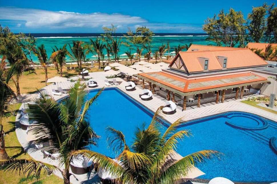 Een foto van het zwembad bij Crystals Beach Resort Belle Mare