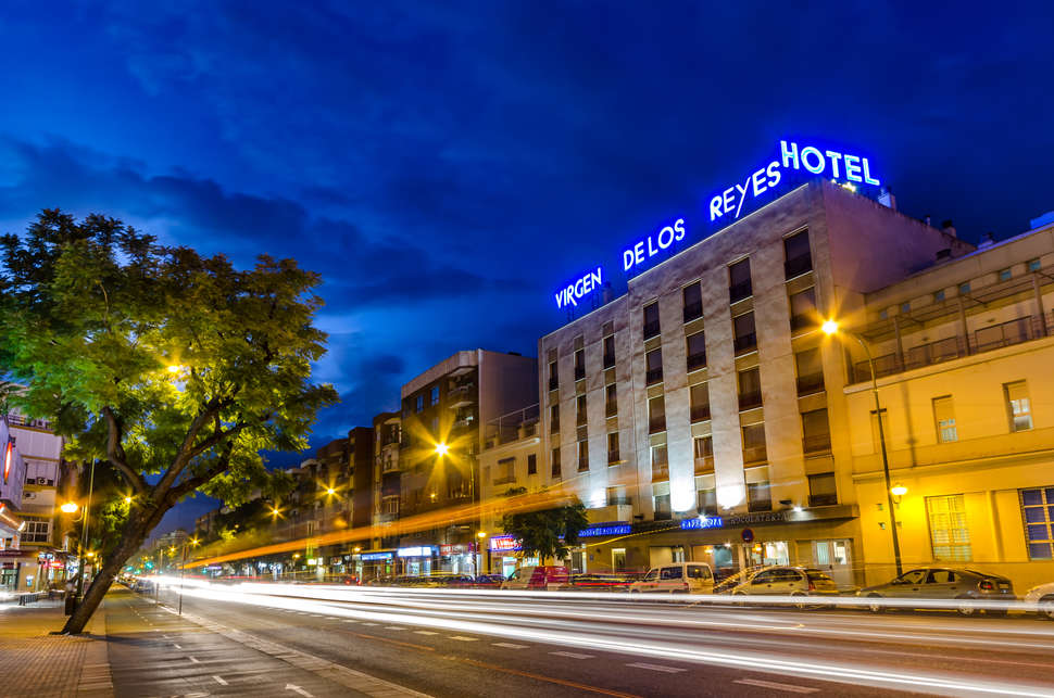Een foto van de buitenkant van Senator Hotel Virgen De Los Reyes