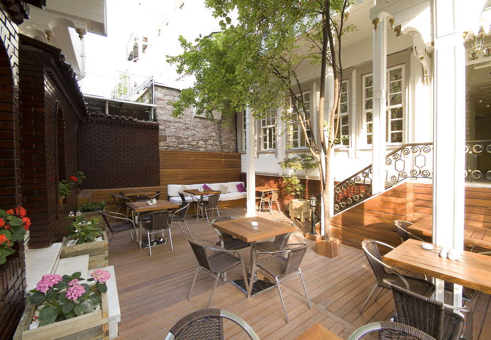 Een foto van het terras bij Avicenna Hotel