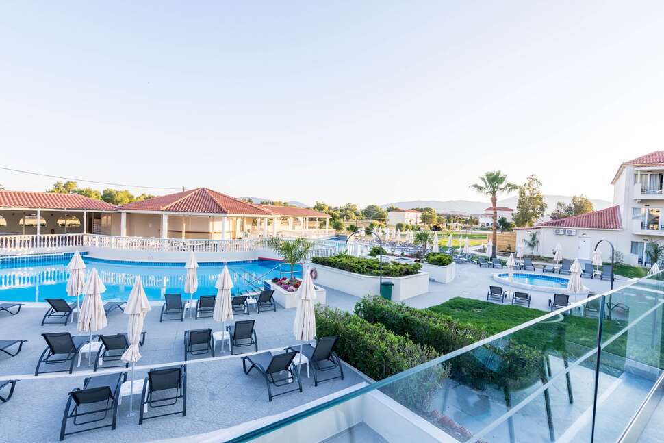 Een foto van het zwembad bij Surreal Exotica Hotel & Spa by Zante Plaza