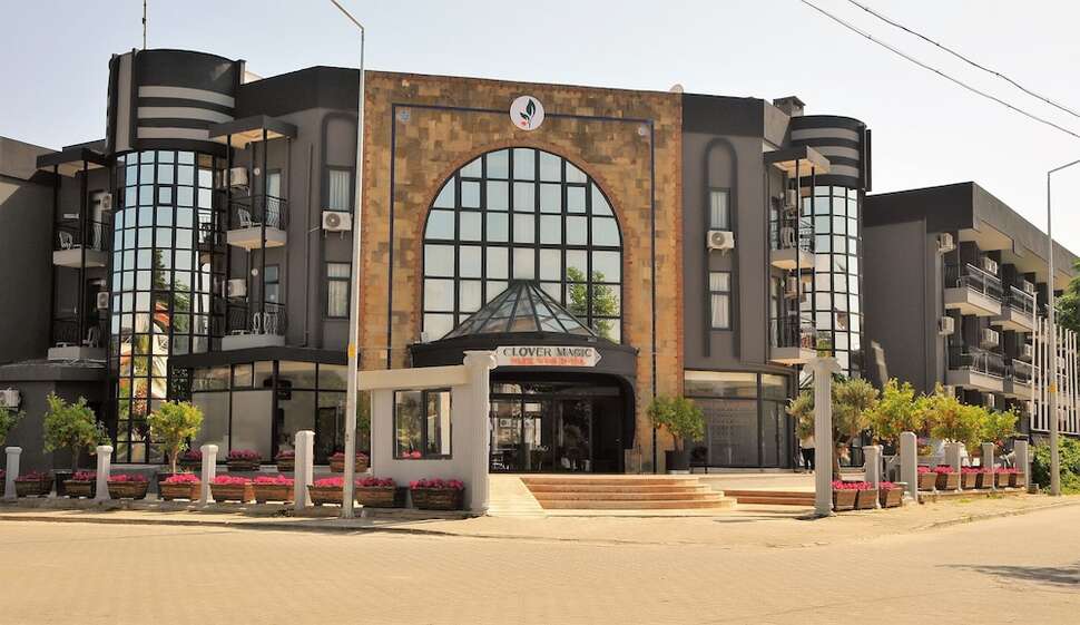Een foto van de buitenkant van Clover Magic Park Side Hotel