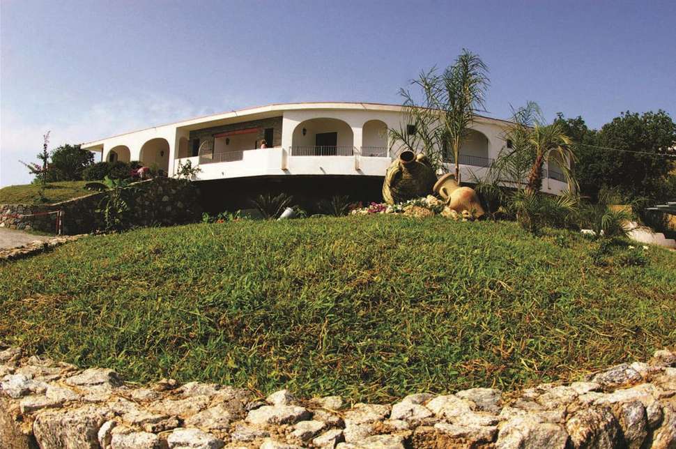 Ein Foto von der Außenansicht des Hotel Marinella
