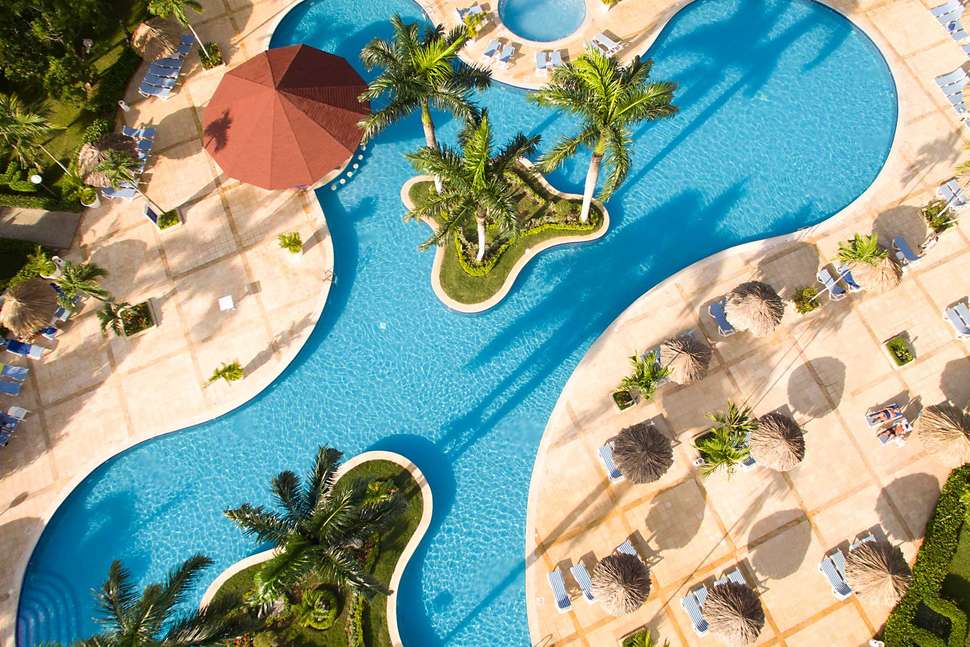 Een foto van het zwembad bij Luxury Bahia Principe Bouganville