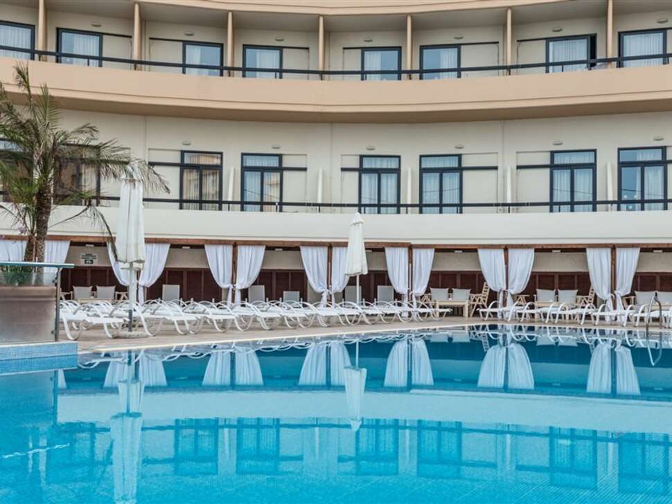 Een foto van het zwembad bij Rhodos Horizon Blu