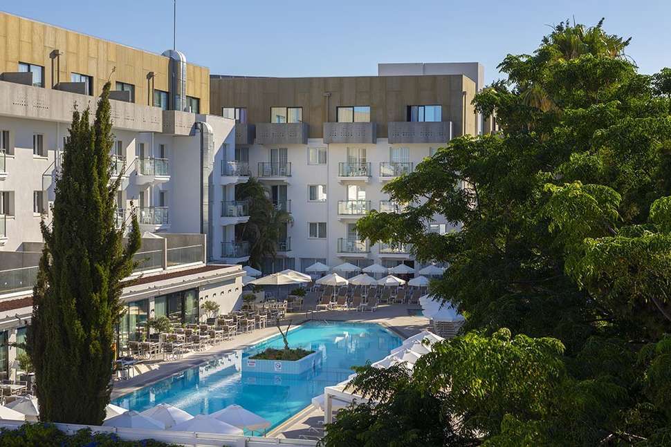 Een foto van het zwembad bij Anemi Hotel & Suites