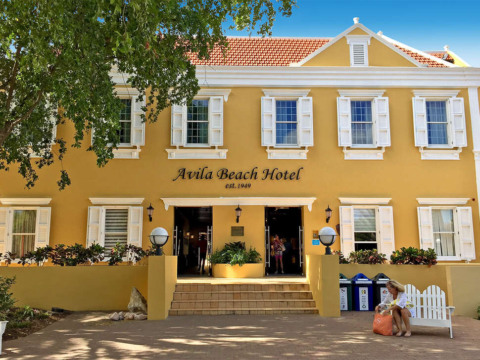 Een foto van de buitenkant van Avila Beach Hotel