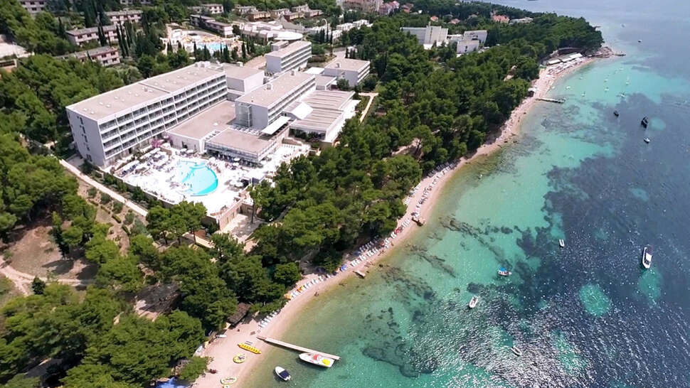 Een foto van de buitenkant van Bluesun Hotel Elaphusa