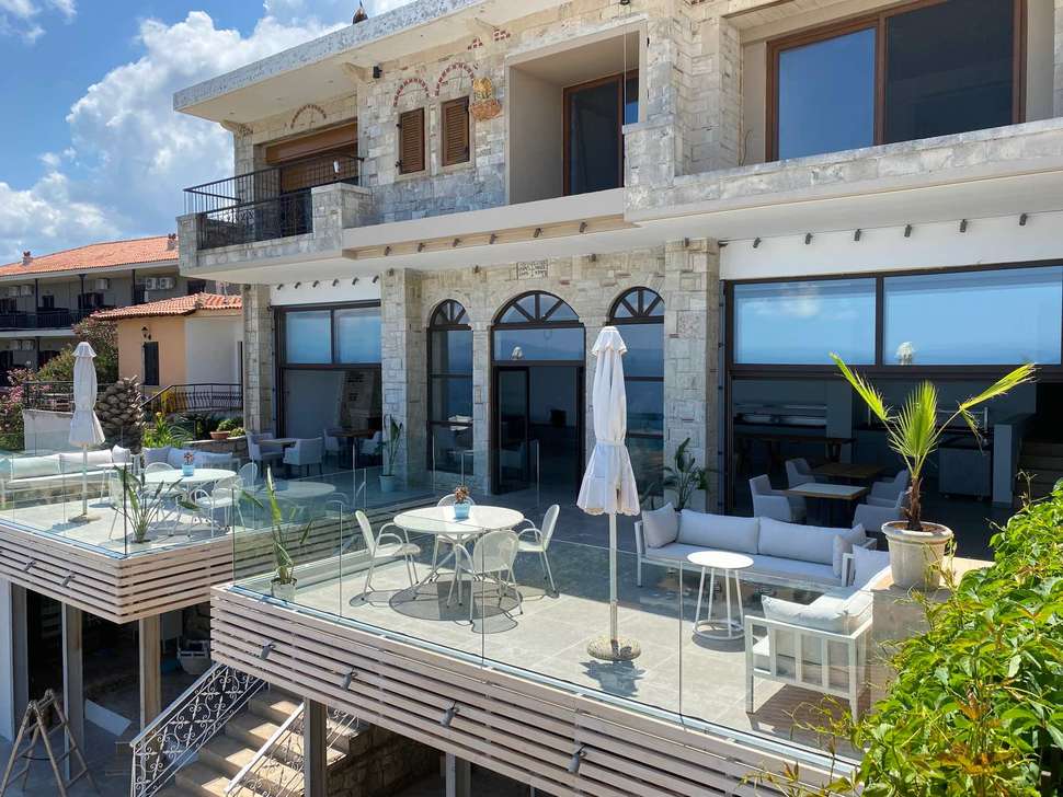 Een foto van het terras bij Rigas Boutique Hotel